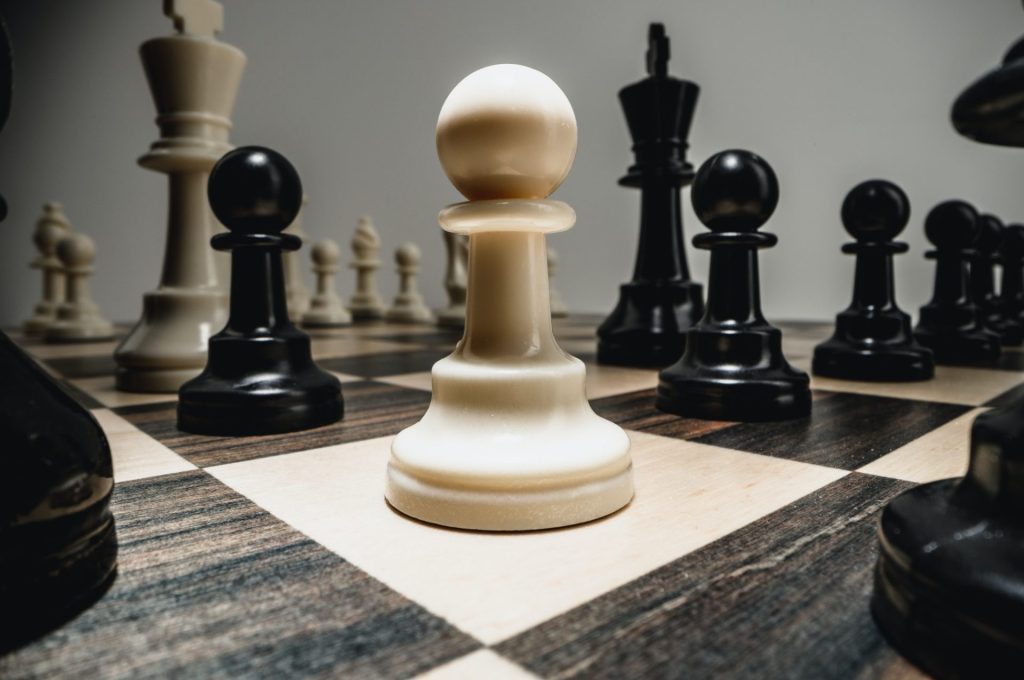macro-photo-of-chess-pieces-on-a-chess-board-1-e1650522014201.jpg